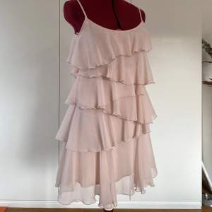 Fin rosa klänning som inte kommer till användning. Storlek 32 men passar XS