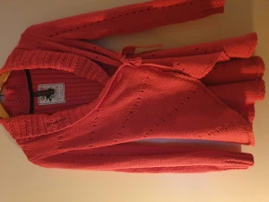 Bondelid kofta - En cerise Bondelid kofta i fint skick. 