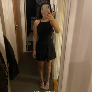 Rygglös klänning från Brandy Melville - Jättefin svart klänning med öppen rygg från Brandy Melville, knappt använd och i jättebra skick! Banden på ryggen kan justeras också för att passa olika kroppsformer. Strl onesize men passar som en XS/S skulle jag säga😊Jag är 165cm lång för referens.