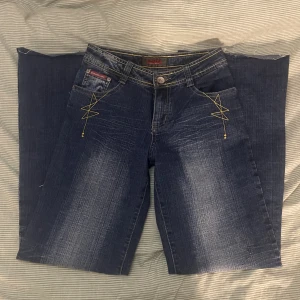 Lågmidjade jeans  - Superfina, nästan oanvända jeans från dragonking. De sitter tajt runt lår o rumpa och är sen lite lösare längst med benet. Innerbenslängden är 75cm. Midjan är 35cm tvärs över 