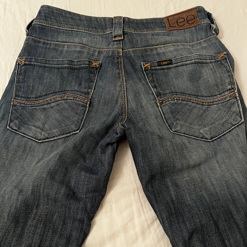 Ett par jättefina jeans från Lee som tyvärr inte passar mig längre💘 straight low waist. Jeans & Byxor.