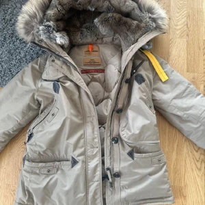 PARAJUMPER - En parajumpers i nyskick, köpt förra vintern och knappt använd. Storlek M men passar även S då dom är små i storlekarna. Kan gå ner i pris vid snabb affär, kan även fraktas med spårbarfrakt