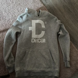 DirtCült hoodie - Fint skicka