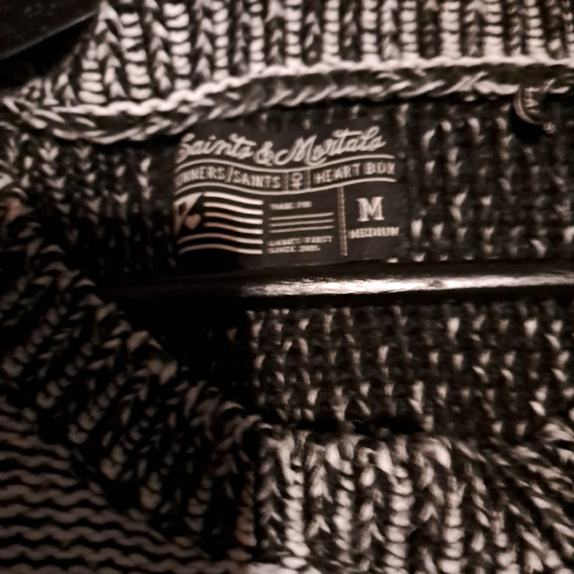 Stickad tröja med en dödskalle på - 90