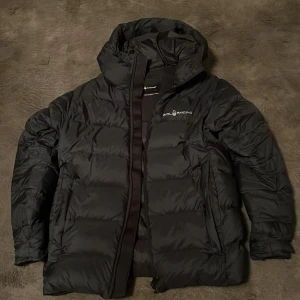 Sail Racing jacka - Säljer min 2 veckor gamla Sail Racing jacka då jag hittat en annan. Pris kan diskuteras vid snabb affär 