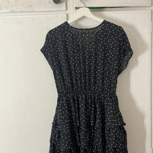 Klänning - Svart prickig klänning från gina tricot🖤