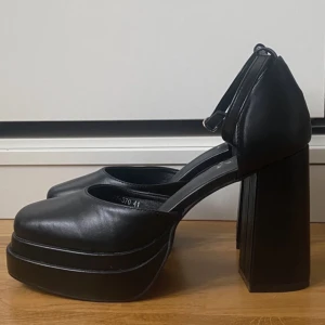 Svart platåskor stl 42 - Bara använda 1 gång. Köparen står för frakten.