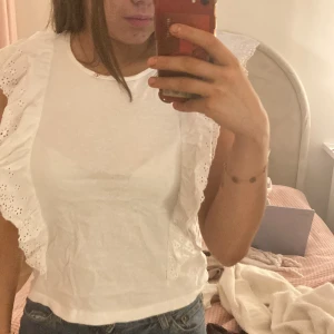 Kappahl topp  - Vit topp från Kappahl med volang har en liten fläck på baksidan som man ser på bild två men ingrt man tänker på är i storlek 158 164 och passar mej som har storlek s och xs pris kan diskuteras 