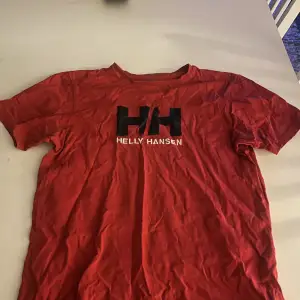 Säljer en röd HH t shirt