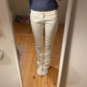 Super söta vita jeans ifrån Replay med guldiga detaljer på bakfickorna🤍