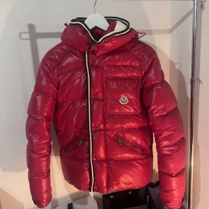Röd Moncler Jacka  - En moncler branson down jacket i fint skick, inga skador på utsidan! carton finns inuti. Pris går diskutera vid snabb och smidig affär!