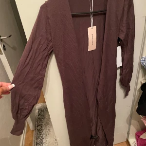 Brun kofta b - Brun kofta från bubbelroom med prislapp på. 