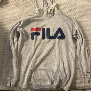 Fila hoodie  - Hoodie från Fila med litet slitage längst ner. En liten färg klick som säkert går att få bort med rätt medel