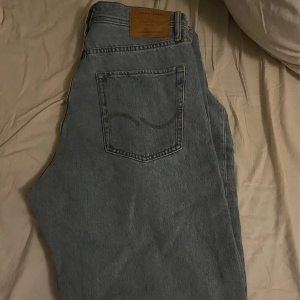 Blåa loosefit jeans från jack&jones. Helt nya. Aldrig använda men bortryckta lappar. Lite svårt att se färgen på bilderna men dom är ”vanliga blå”. Nypris 599kr. Jeans & Byxor.
