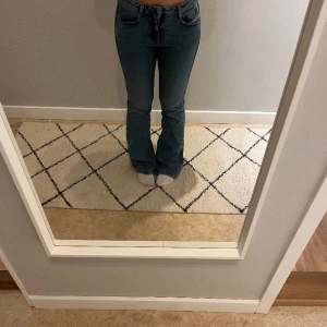 Diesel jeans  - Assnygga lågmidjade bootcut jeans i storlek L 30 och W 28. 100% bomull så de är små i storleken. Jag har vanligtvis 36-38. Nypris köpta i butik 2300kr, det är i nyskick då de knappt är använda.