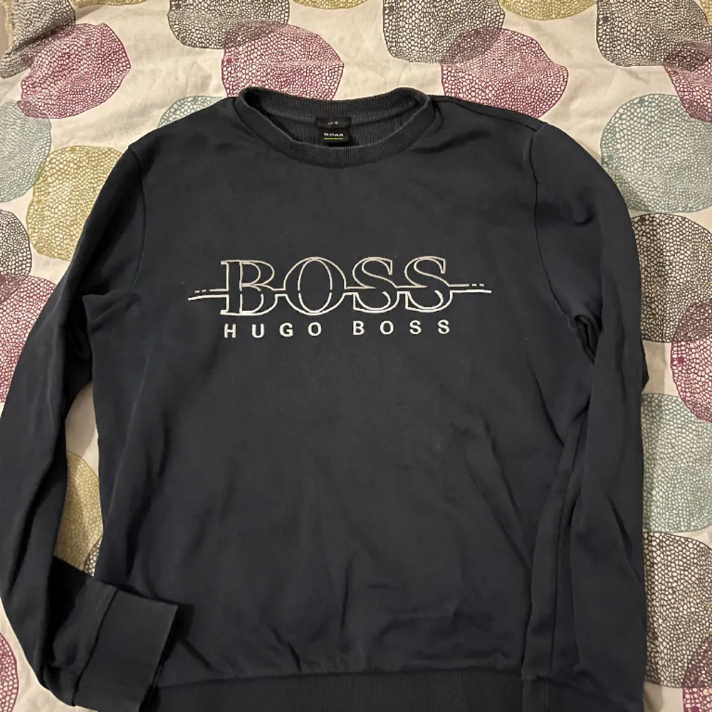 En fin Hugo Boss sweatshirt i mörkblå färg . Tröjor & Koftor.