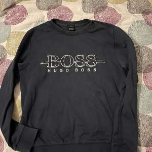 En fin Hugo Boss sweatshirt i mörkblå färg 