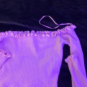 Tröja - Din ofshoulder tröja rosa