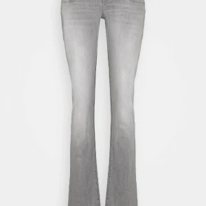 Ltb Valerie Jeans - Jättefina ltb jeans i modellen ”Valerie”. Inte toppskick då de har 3 små hål vid sidan av knäet och lite slitningar längst ner på byxorna, därav billigare pris. Dock helt slutsålda överallt och har varit länge. Storleken är 27W34L. Tryck inte på köp nu! 