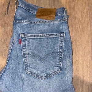 Levis 502 - Säljer nu mina sjukt feta levis 502! Dessa har jag knappt använt och därmed är skicket nästan helt perfekt, men 9/10 skulle jag säga att skicket är. Hör av dig vid minsta lilla fundering, priset är inte ristat i sten