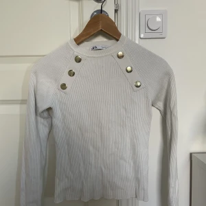 Stickad tröja - En jätte fin och lite festlig vit stickad tröja från Zara! I nyskick och endast använd 4-5 gånger. Kan diskutera pris💕storlek M men passar S