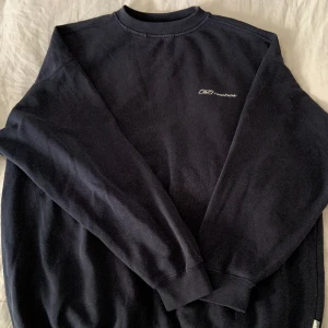 Vintage Reebok sweatshirt  - Säljer en vintage Reebok sweatshirt!  Storlek: xs/s, är dock ganska oversize! Pris går eventuellt att förhandla 😉
