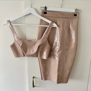Latex kjol & top  - Använd på fotografering, kjolen varför liten så sömmen bak sprack men är lätt att fixa 