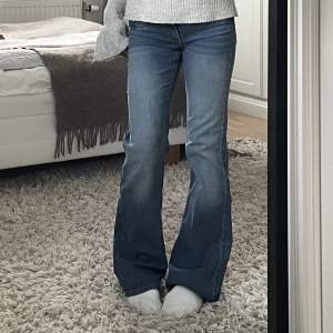 Snygga blå lågmidjade bootcut jeans  i storlek 34, passar xs, från denim. Fint skick, inga defekter. Hör av er om ni har några frågor eller vill få fler bilder🫶