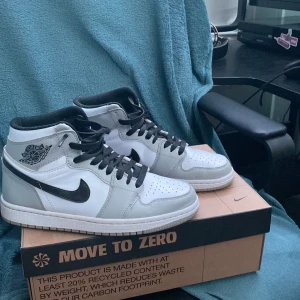 Jordan 1 mid grey - Säljer ett par jordans i storlek 40 då jag växte ut dem väldigt snabbt, inget fel på dem trodde det först men det tillhörde skon inte använda så mycket. Mer info vid kontakt