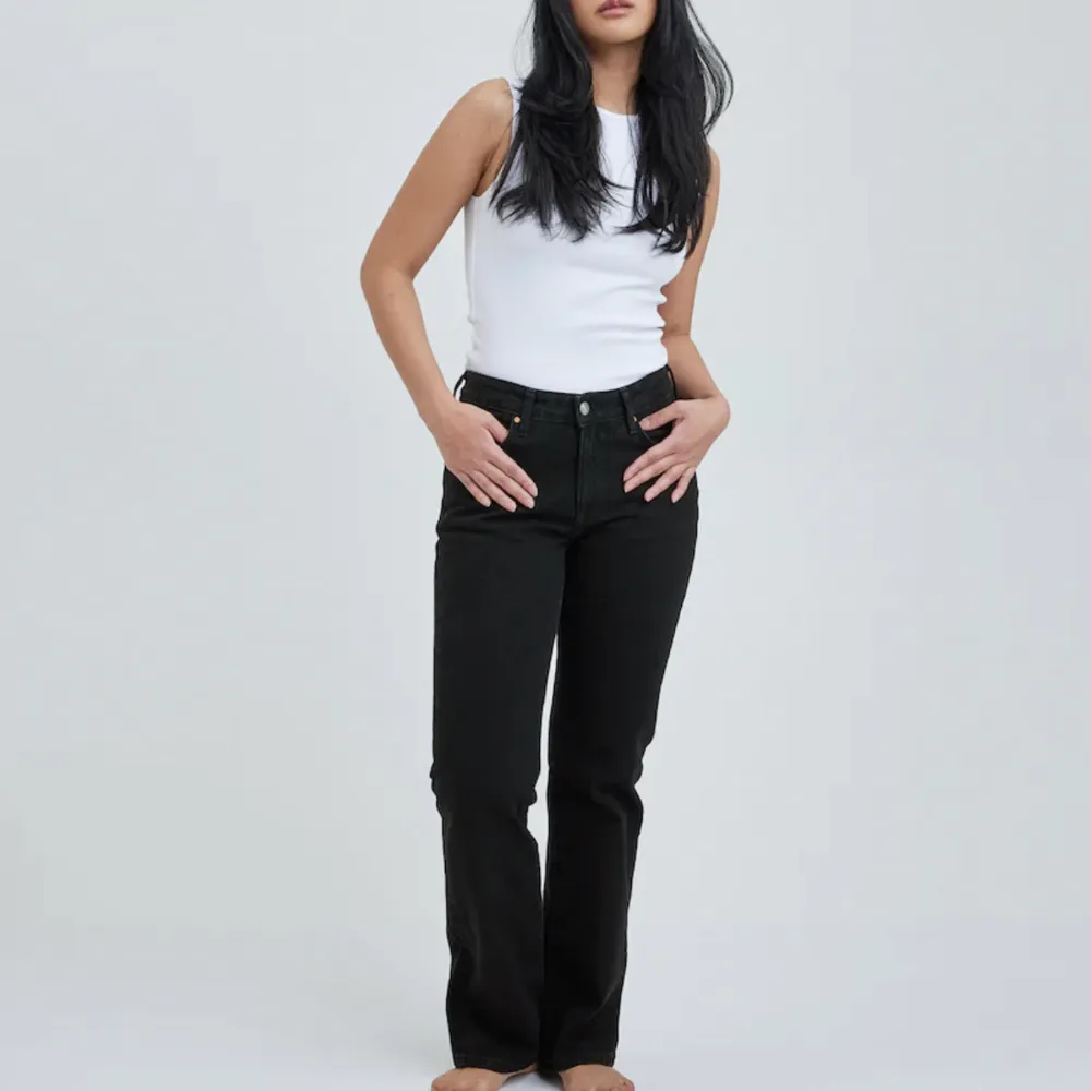 Svarta lågmidjade jeans i stl. 31-32 Helt nya! Kunde inte returnera pga borttagen prislapp. Köpt för 699kr . Jeans & Byxor.