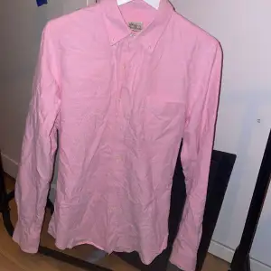 Rosa skjorta från Made in the Shade, det står att den är S slim fit men jag skulle säga att den är M minst. (Lämnas nytvättad/strykt)