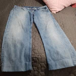 Jag säljer min Levis jeans i fin skick i storlek W34 L36. Köparen står för frakt. 