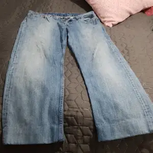 Jag säljer min Levis jeans i fin skick i storlek W34 L36. Köparen står för frakt. 