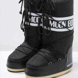 Säljer dessa moon boots som är nästintill oanvända🫶🏼(skulle kunna tänka mig att byta emot ett par låga i svart eller olivgröna) 