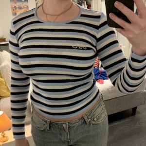 Stickad tröja🩵 - Fint skick, ingen aning om den är äkta eller inte