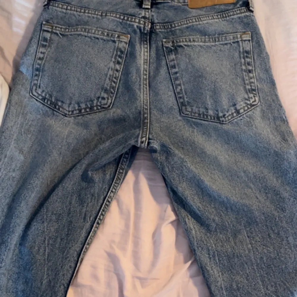 Har valt att sälja dessa jeans då dem inte passar min kroppstyp och kommer ej till användning!🫶🏼  Jeansen är i nyskick!🩵. Jeans & Byxor.