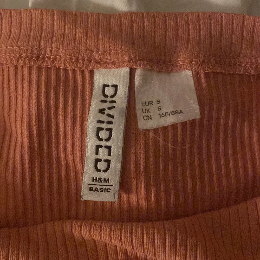 Söt rosa tröja som är lite croppad 🌟 Färgen är lite Peach rosa, säljer pga att jag inte använder den längre💗👌⭐️💓😘 Är i storlek S men sitter som en XS. T-shirts.