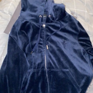Juicy couture tröja - Tröja som är knappt använd. Jag som normalt har storlek S tycker denna tröjan i storlek M sitter som en S. 