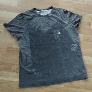 Antoni Kuźniarz medicine t-shirt med coolt tryck (bild, text) Grå tröja. Använd men i vanligt skick. Originalt för män men oversized för kvinnor också. Storlek: M