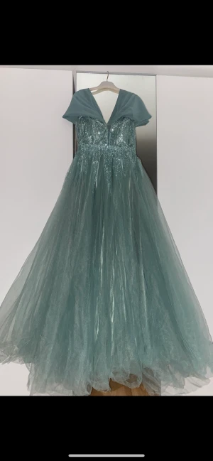 Klänning  - Klänningen har axelbands armar men jag fixade den hos sömmerskan till axelbandslös armar. 