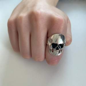 jättecool skull ring!!! vet tyvärr ej vart den är ifrån och den är lite rostig på baksidan💗 ganska stor typ en L i edblads ringar  Pris kan diskuteras!!!!! 