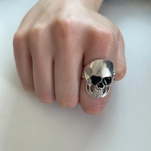 skull ring - jättecool skull ring!!! vet tyvärr ej vart den är ifrån och den är lite rostig på baksidan💗 ganska stor typ en L i edblads ringar  Pris kan diskuteras!!!!! 