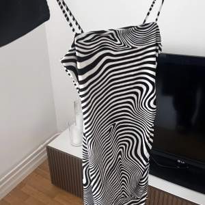 Kort klänning med zebramönster
