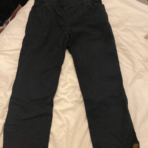 Svarta jeans  - Svarta Jens utan bakfickor i ett skönt matrial liknar kostymbyxor 