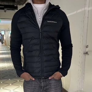 Peak Performance Hybrid jacka - I princip i ny skick, inget fel med produkten. Har använt 3-8 gånger.