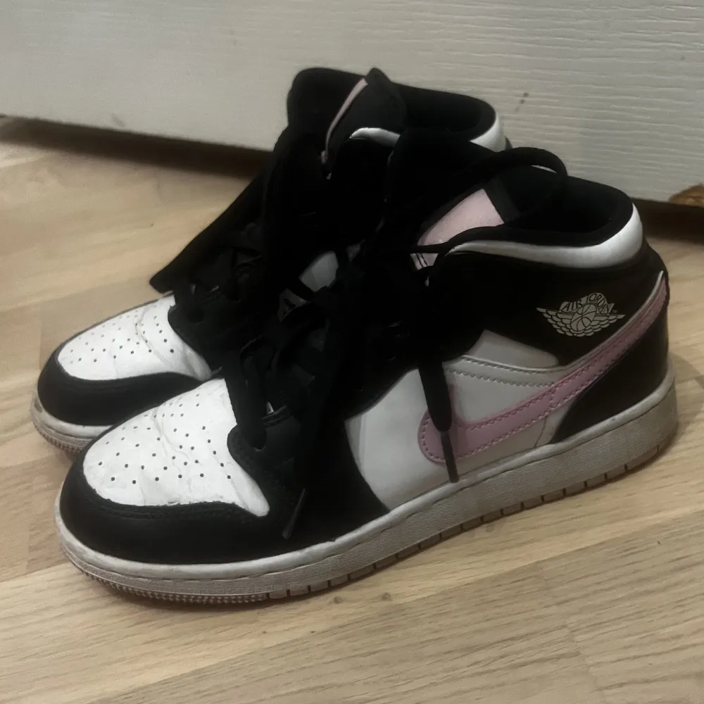 Säljer mina rosa Jordans då jag inte använder dom längre, storleken är 35,5 köpta för 3500kr säljer billigare då dom är använda och lite creaseade fram🩷. Skor.