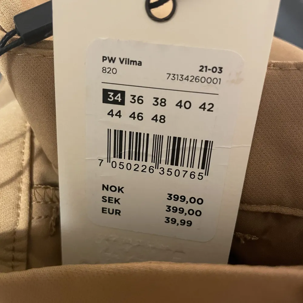 Superfin Beige kostymbyxa från bikbok i stl 34. Den är oandvänd, bara testad. Köpt för 399kr men säljer för 200kr, köparen står också för frakten 💕🙌🛍️. Jeans & Byxor.