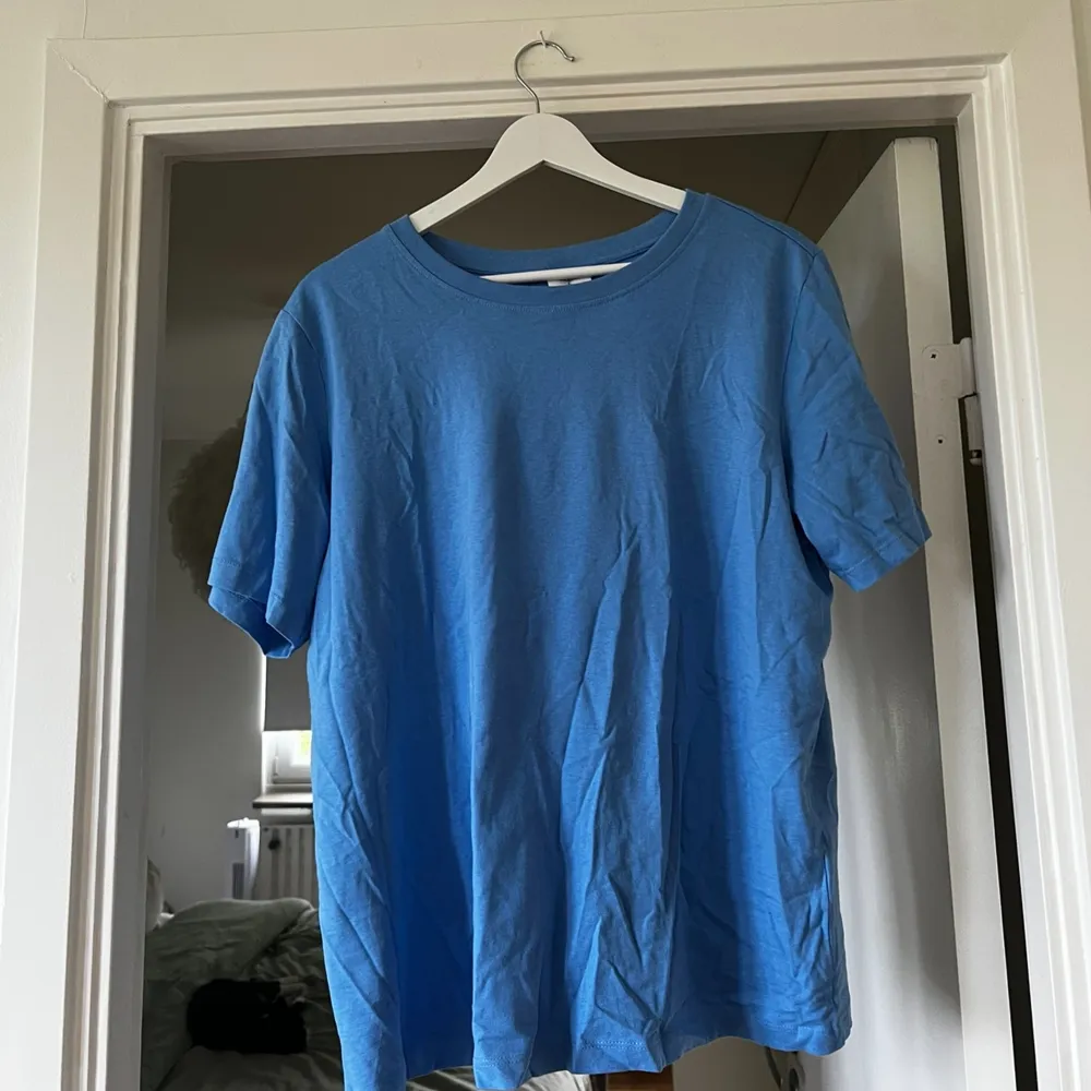 En fin blå tshirt i storlek L. T-shirten är normal i storleken och är urringad. Den är endast testad och är i jättebra skick med inga skador eller liknande ❤️ 100% bomull. T-shirts.