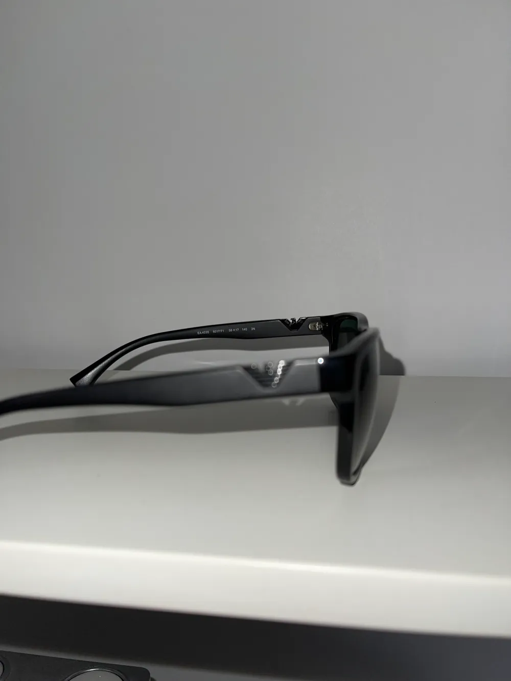 Äkta Armani solglasögon  Serienummer och certifikat finns  Fodral medföljer . Accessoarer.