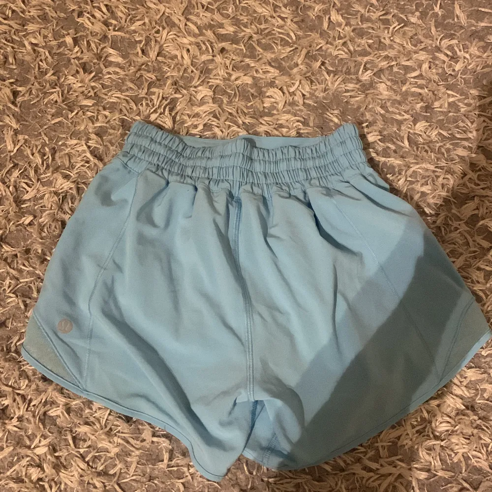 Ljus blå Lululemon shorts andvände ändats 1 gång säljer för att dem är för små nytt pris är 680. Shorts.